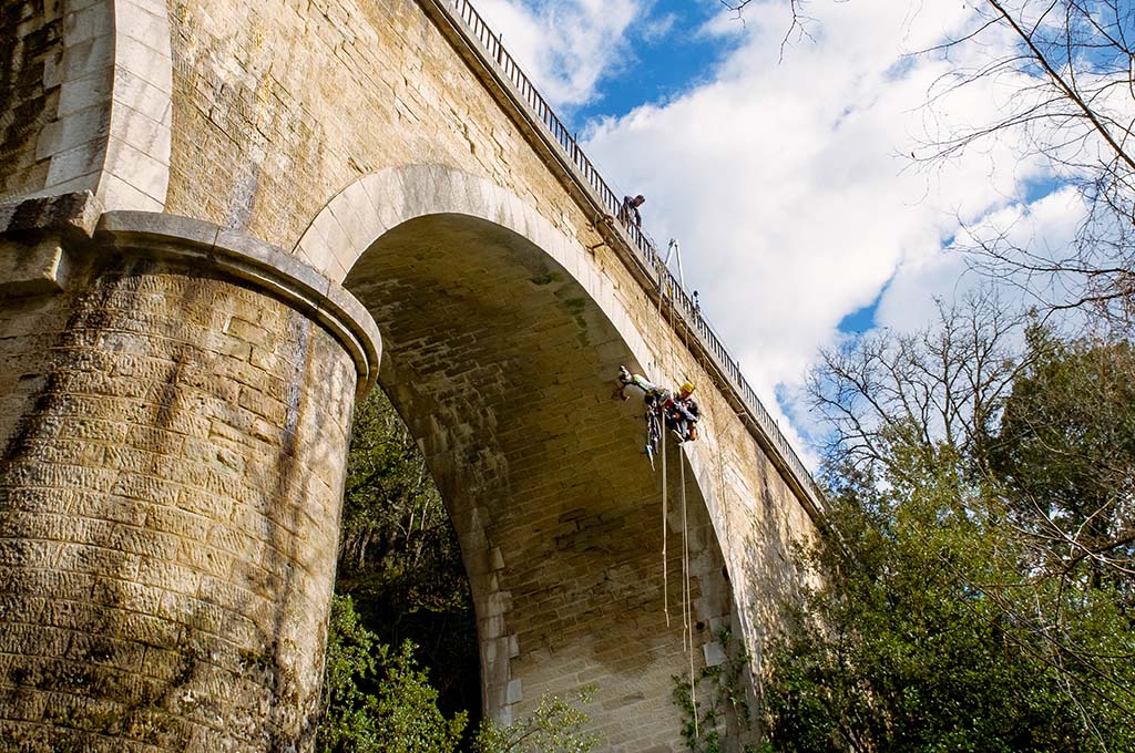 Installation d'une micro-station par des cordistes sur un un pont ardéchois